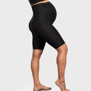 The GLOWE black maternity short 8” size S